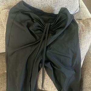 Stretchy black pants with tie